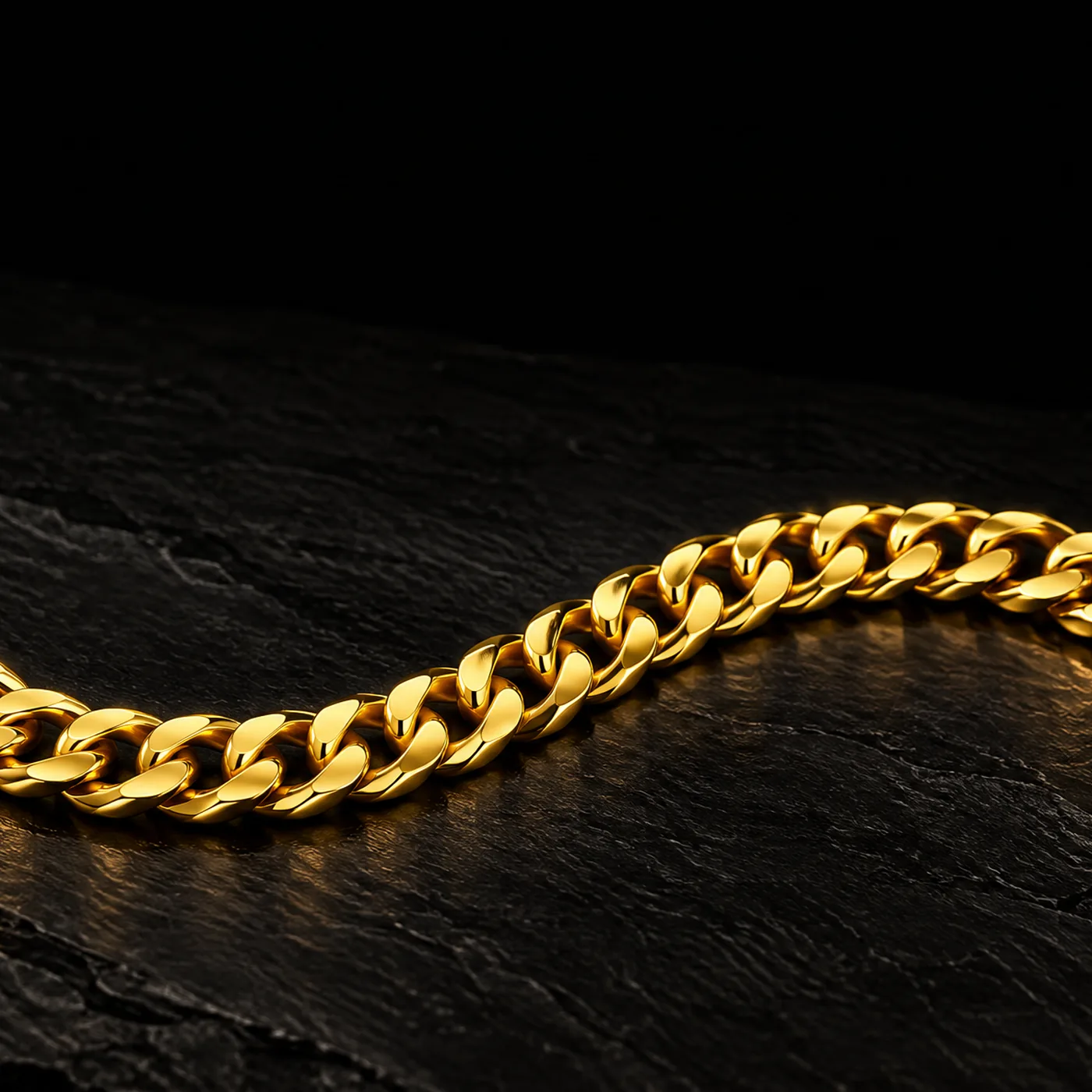 इंस्टाग्राम पर Mazimo: काले स्लेट पत्थर पर सोने की क्यूबन लिंक चेन